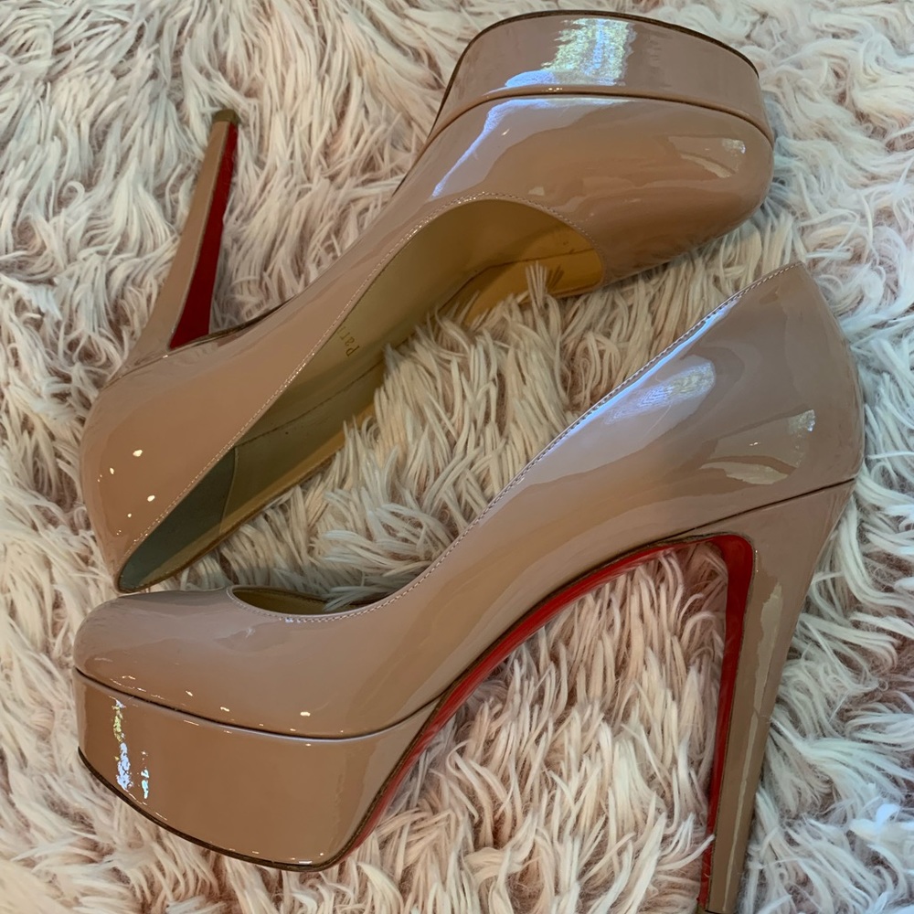 Louboutin pumps! ❤️ excellent condition red bottoms!
